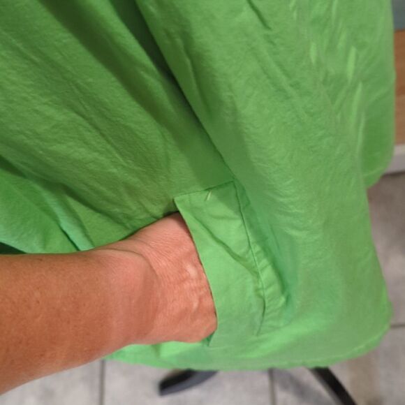 💜5/$25 XL green blouse with pockets and hidden buttons. Jennifer Lauren - Picture 3 of 5
